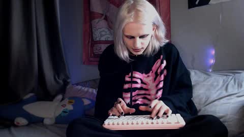 Alien Bella online show from 03.21.26