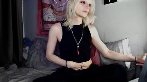 Snapshot of alien_bella chatting on 05.14.26 Alien Bella online show from 05.14.26