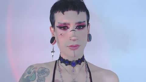 Snapshot of alienexxx chatting on 04.22.26 online show from 04.22.26