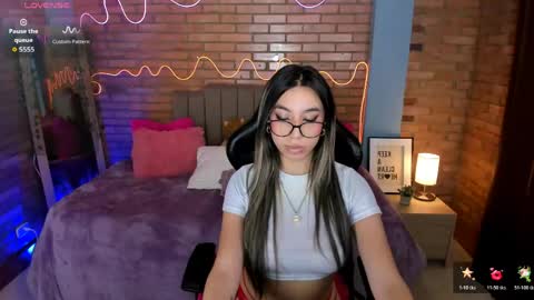 Snapshot of alina_honeyx chatting on 05.25.26 Alina online show from 05.25.26