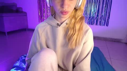 Snapshot of alina_lee_t chatting on 10.16.25 Alina online show from 10.16.25