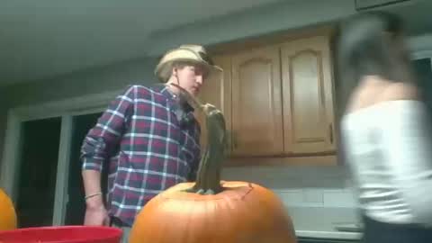 Snapshot of alinaandluke chatting on 10.18.25 Alina and luke online show from 10.18.25