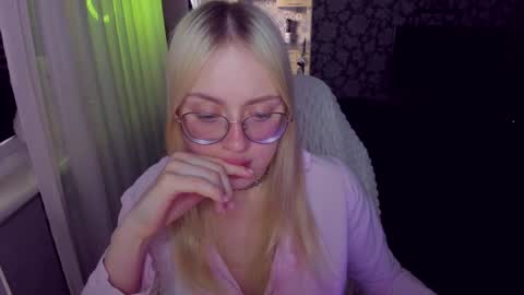Snapshot of alinaocean chatting on 05.24.26 alinaocean online show from 05.24.26