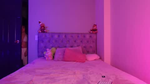 alisha_olsen_ online show from 12.04.25