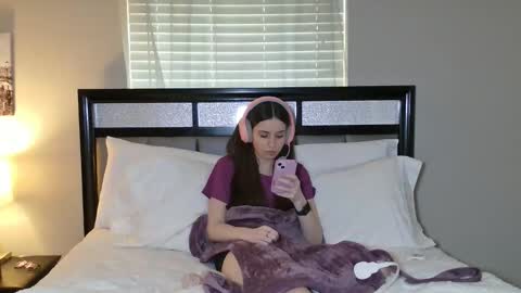 Snapshot of alisonfieldsxo chatting on 03.26.26 Alison Fields online show from 03.26.26