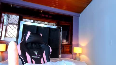 Snapshot of alissa__petite chatting on 10.11.25 Aissa online show from 10.11.25
