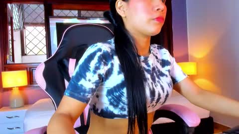 Snapshot of alissa__petite chatting on 10.17.25 Aissa online show from 10.17.25