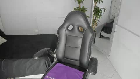 alix_18 online show from 10.18.25