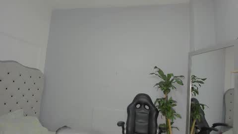 alix_18 online show from 10.23.25