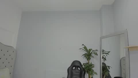 alix_18 online show from 10.26.25