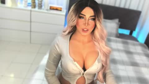 Snapshot of allareillusionxxx chatting on 11.23.25 Miss Gia online show from 11.23.25