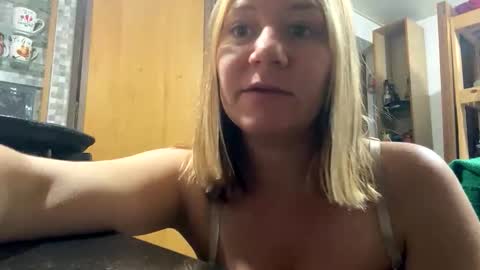 Snapshot of allisonlove2 chatting on 05.21.26 allisonlove2 online show from 05.21.26