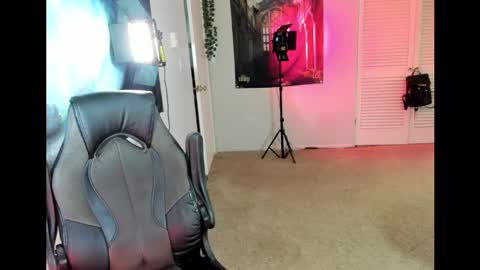 Snapshot of allisonmorganxx chatting on 12.20.24 Allison Morgan online show from 12.20.24