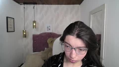 Snapshot of alllyson_ chatting on 12.17.25 alison online show from 12.17.25