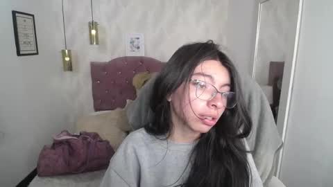 Snapshot of alllyson_ chatting on 12.18.25 alison online show from 12.18.25