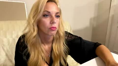 Snapshot of allmaybe chatting on 07.10.26 Nika online show from 07.10.26