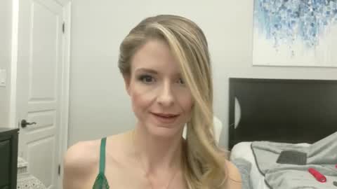 Snapshot of alluring_aurora_amor chatting on 03.04.25 Aurora online show from 03.04.25