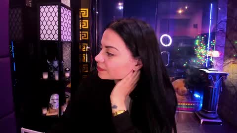 Snapshot of alma_pearl chatting on 05.26.26 Alma online show from 05.26.26
