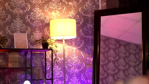 Snapshot of almavelia chatting on 11.13.25 Alma online show from 11.13.25