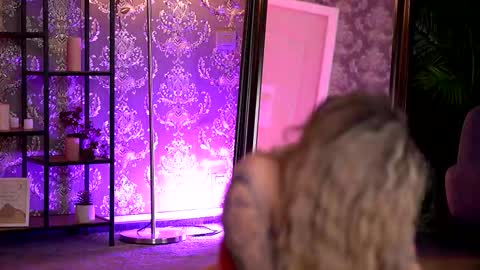 Snapshot of almavelia chatting on 11.27.25 Alma online show from 11.27.25