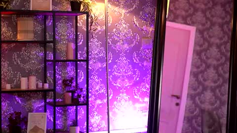 Snapshot of almavelia chatting on 11.28.25 Alma online show from 11.28.25