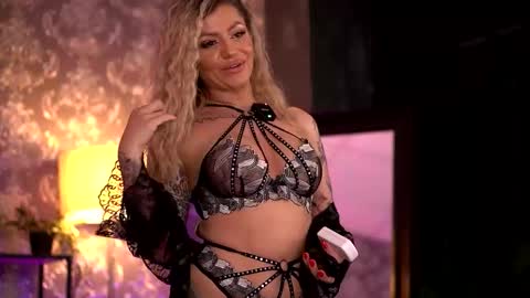 Snapshot of almavelia chatting on 11.29.25 Alma online show from 11.29.25