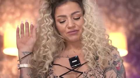 Snapshot of almavelia chatting on 01.07.26 Alma online show from 01.07.26