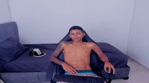 Snapshot of alphas_latins chatting on 04.29.26 alphas_latins online show from 04.29.26