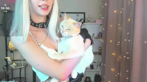 Snapshot of aluwe_meow chatting on 05.22.26 Aluwe online show from 05.22.26