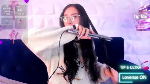 Snapshot of alys_molly chatting on 01.09.25 sopie online show from 01.09.25