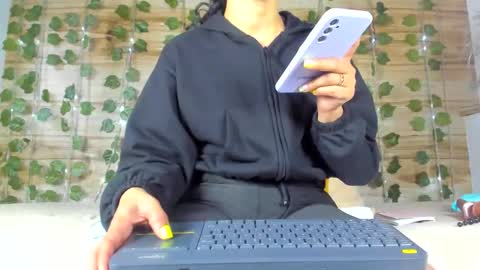 Snapshot of alyssia_oceann chatting on 02.13.25 alyssia online show from 02.13.25