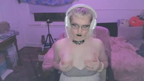 Snapshot of alyxiabewbs chatting on 05.18.26 alyxiabewbs online show from 05.18.26