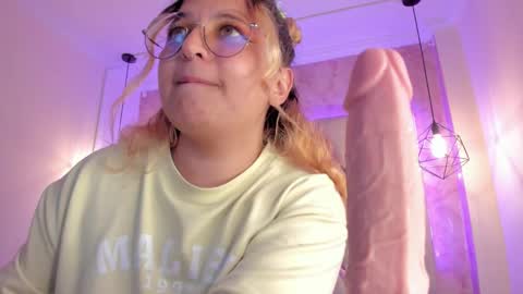 Snapshot of amalia_rosse_ chatting on 02.16.25 Amalia Im Back See you soon this January 7 at 10 pm Colombia time online show from 02.16.25