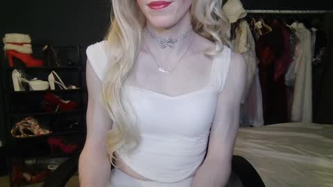 Snapshot of amaliecd chatting on 01.05.25 Amalie online show from 01.05.25