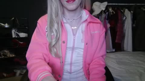 Snapshot of amaliecd chatting on 01.12.25 Amalie online show from 01.12.25