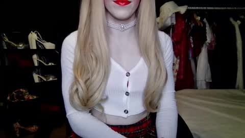 Snapshot of amaliecd chatting on 09.11.25 Amalie online show from 09.11.25