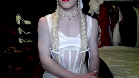 Snapshot of amaliecd chatting on 10.09.25 Amalie online show from 10.09.25