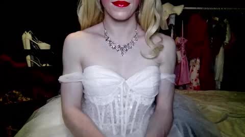 Snapshot of amaliecd chatting on 11.02.25 Amalie online show from 11.02.25