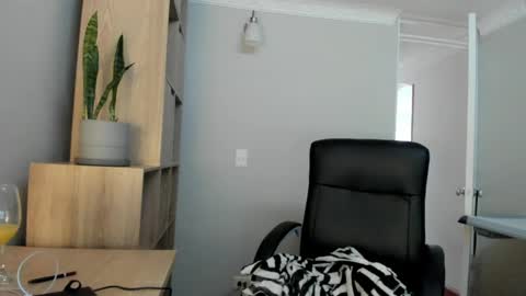 Snapshot of amanda_callum_ chatting on 05.26.26 Katha online show from 05.26.26