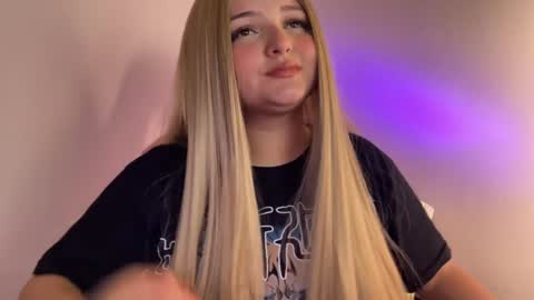 Snapshot of amandhaaa chatting on 12.13.24 Amandha online show from 12.13.24