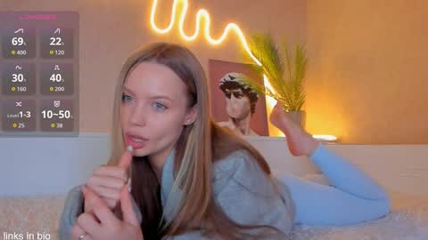 Snapshot of amazing_roxana chatting on 11.22.25 Roxy online show from 11.22.25