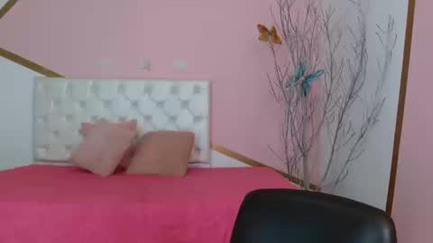 Snapshot of amelia_lovel chatting on 02.21.25 amelia online show from 02.21.25