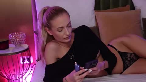 Snapshot of ameliaangell chatting on 09.26.25 Amelia online show from 09.26.25