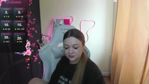 Snapshot of ameliepeach chatting on 04.06.26 Amelie online show from 04.06.26