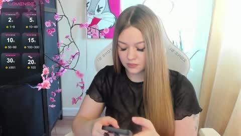 Snapshot of ameliepeach chatting on 04.27.26 Amelie online show from 04.27.26