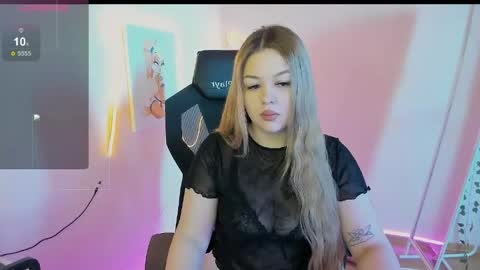 Snapshot of ameliepeach chatting on 04.29.26 Amelie online show from 04.29.26