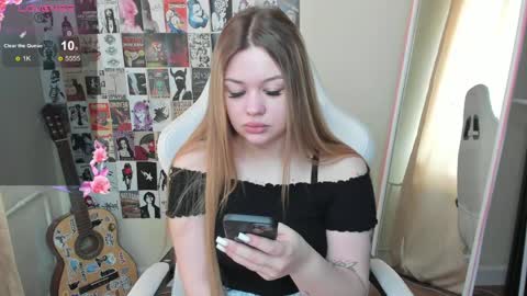 Snapshot of ameliepeach chatting on 05.13.26 Amelie online show from 05.13.26