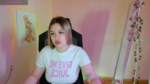 Snapshot of ameliepeach chatting on 05.20.26 Amelie online show from 05.20.26