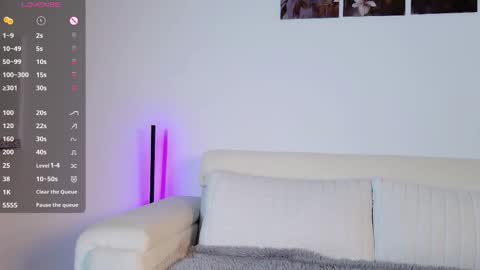 Snapshot of amelietarson chatting on 12.18.25 Victoria online show from 12.18.25