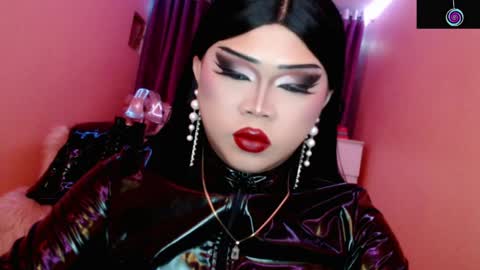 Snapshot of amiadoll chatting on 06.01.26 Queen Mireska online show from 06.01.26